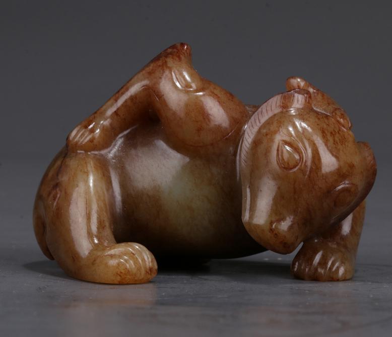 AN ANTIQUE JADE BEAR CARVING ORNAMENT. (1 of 6)