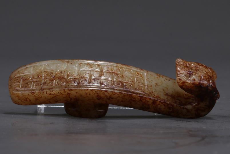 AN ANTIQUE JADE BELT BUCKLE WITH DRAGON DESIGN. (1 of 8)