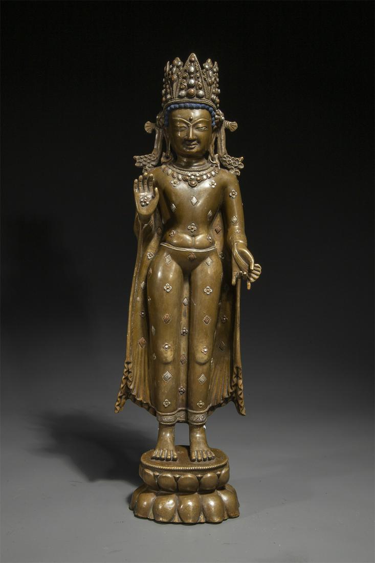 A TIBETAN ALLOY BRONZE SAKYAMUNI BUDDHA STATUE. (1 of 9)