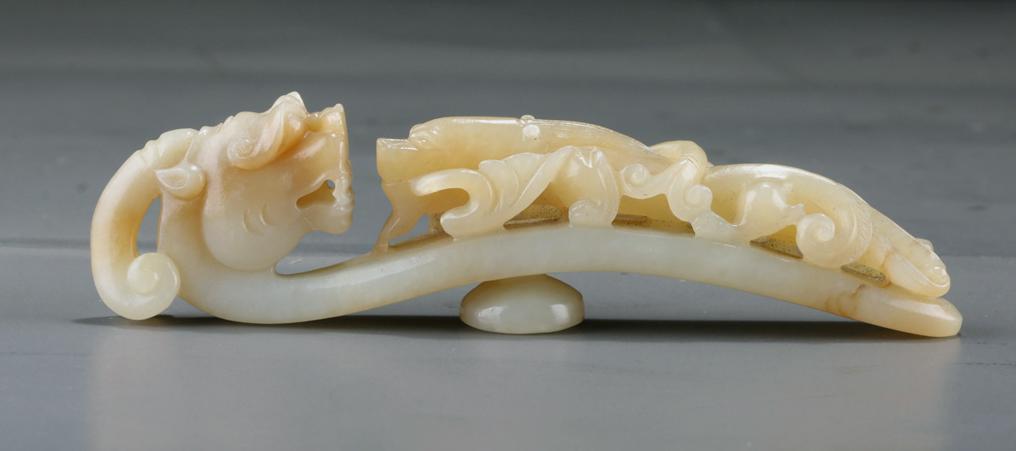 A HETIAN JADE DRAGON-SHAPED BELT BUCKLE. (1 of 7)