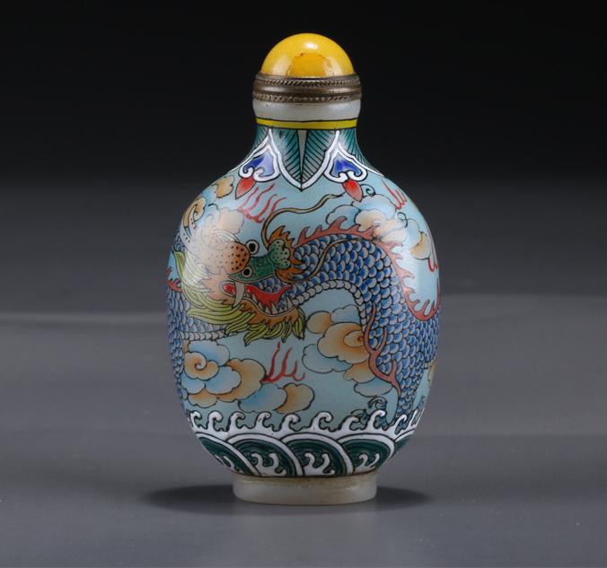 A GLASS SNUFF BOTTLE WITH DRAGON DESIGN. (1 of 8)