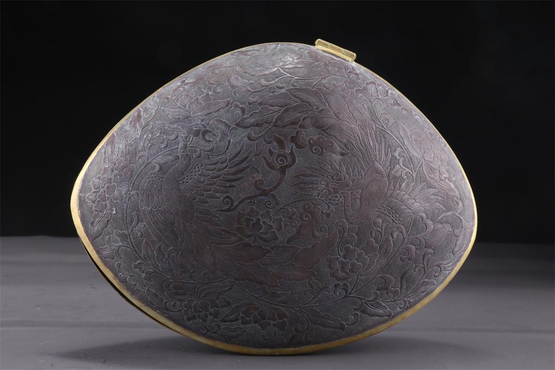 A SEASHELL-SHAPED SILVER BOX WITH LID. (1 of 9)