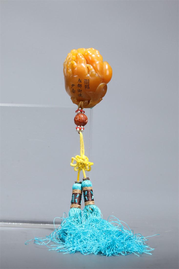 A TIANHUANG STONE BUDDHA'S HAND PENDANT. (1 of 9)