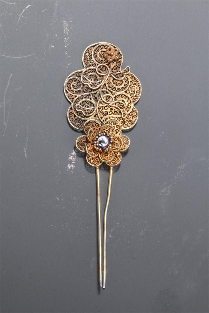 A GILT SILVER HAIRPIN, INLAID WITH JEWELS. (1 of 6)