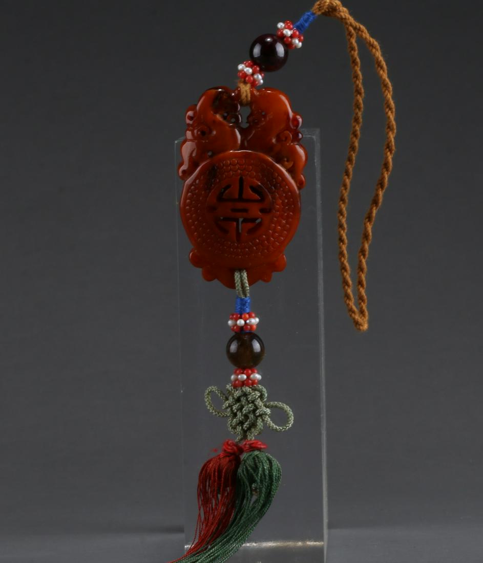 AN AMBER PENDANT. (1 of 8)