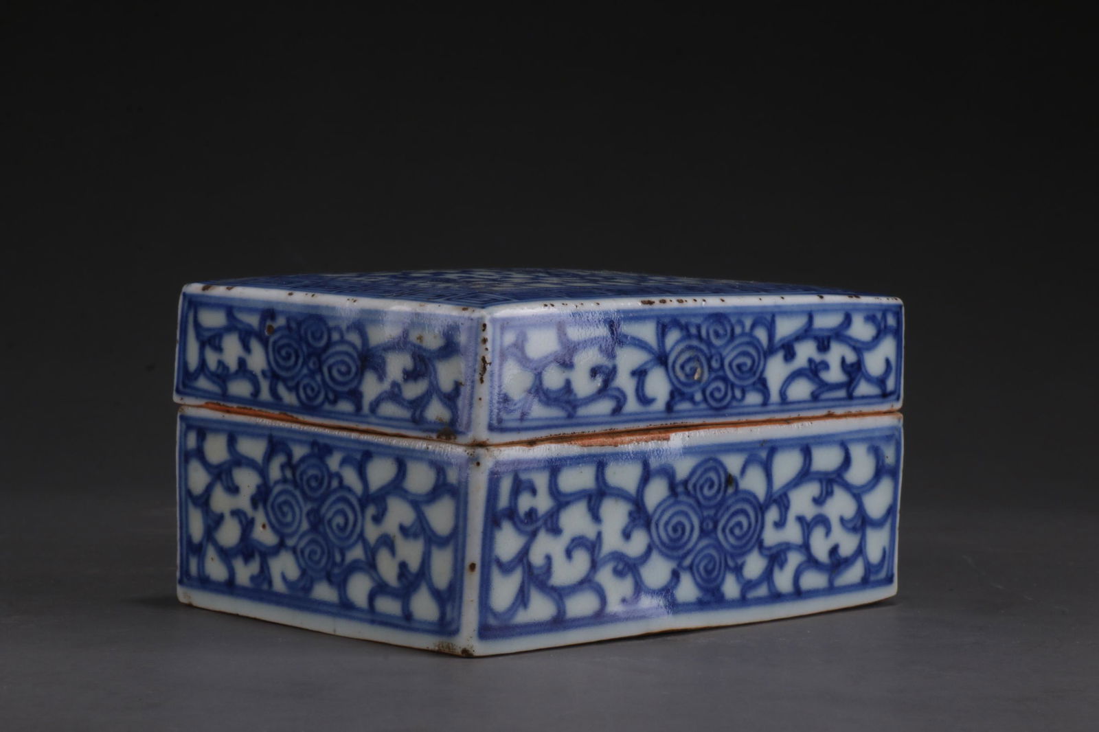 A BLUE-AND-WHITE PORCELAIN INKPAD BOX. (1 of 10)