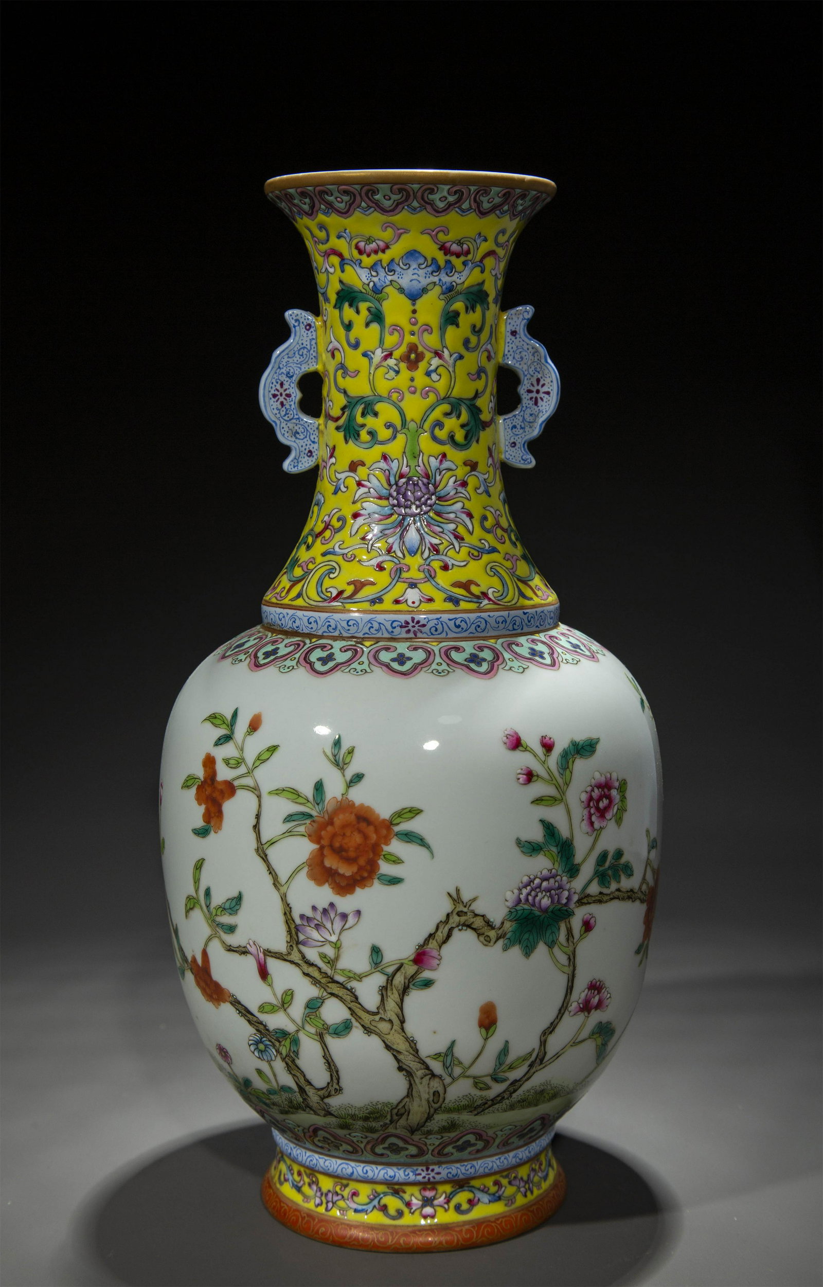 A FAMILLE-ROSE PORCELAIN DISPLAY BOTTLE. (1 of 9)