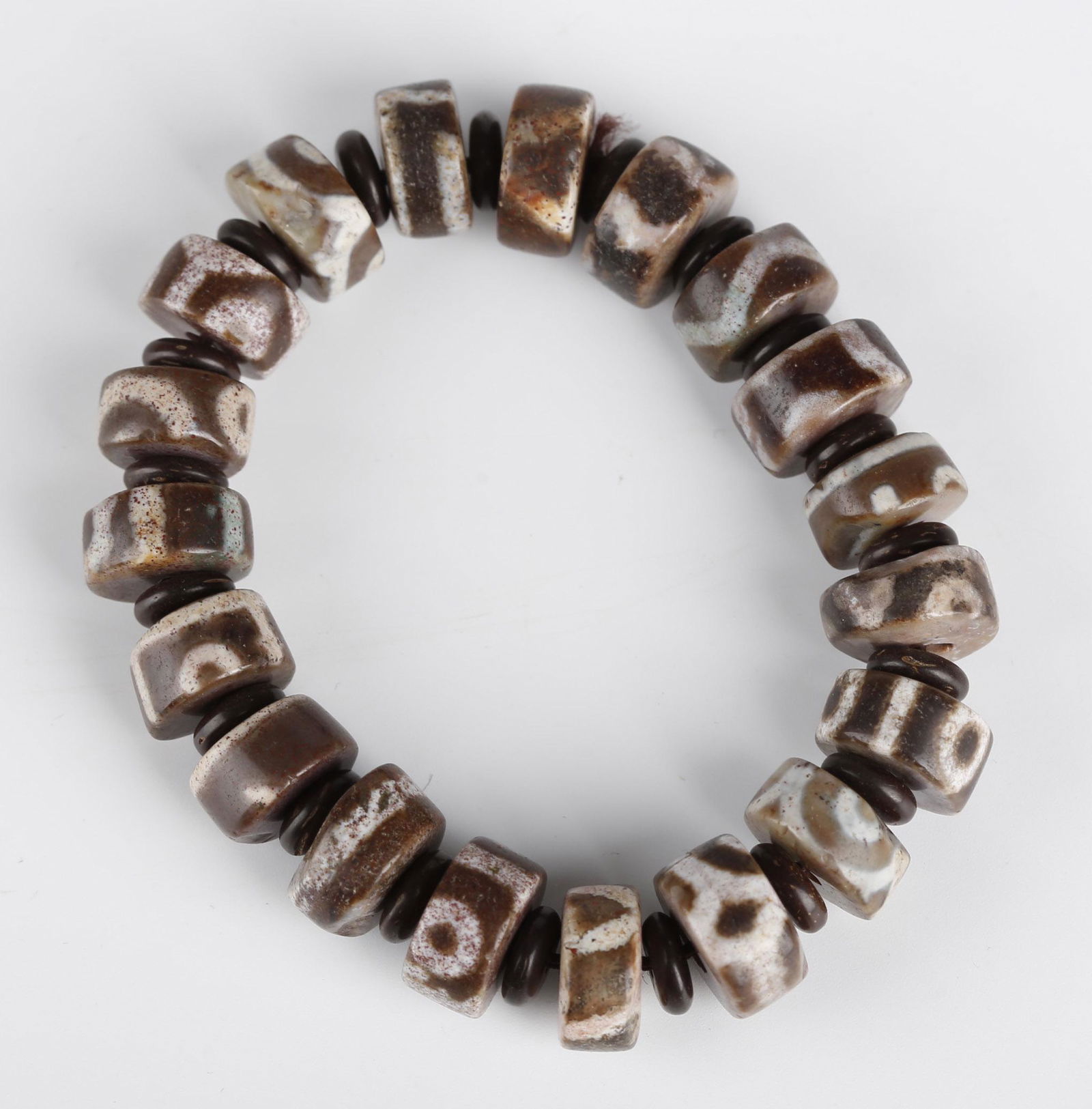 A BRACELET OF TIBETAN AGATE BEADS. (1 of 6)