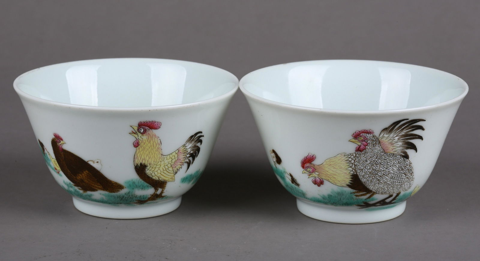 A PAIR OF FAMILLE-ROSE PORCELAIN CUPS.: A Pair of Famille-Rose Porcelain Cups, with Rooster, Hen and Chicks Motif, Represent for Happiness and Reunion.