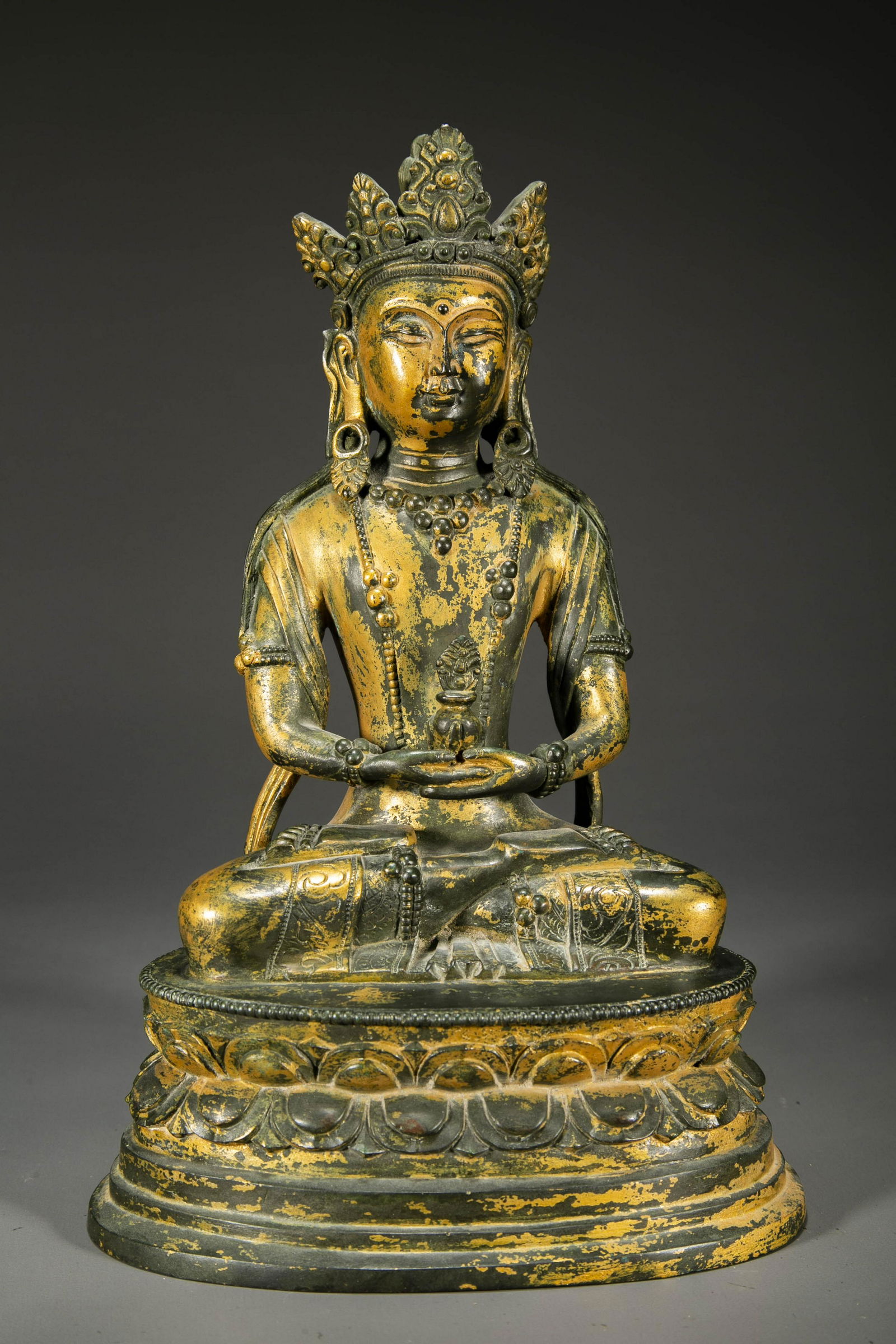 A GILT BRONZE AMITAYUS BUDDHA STATUE. (1 of 8)
