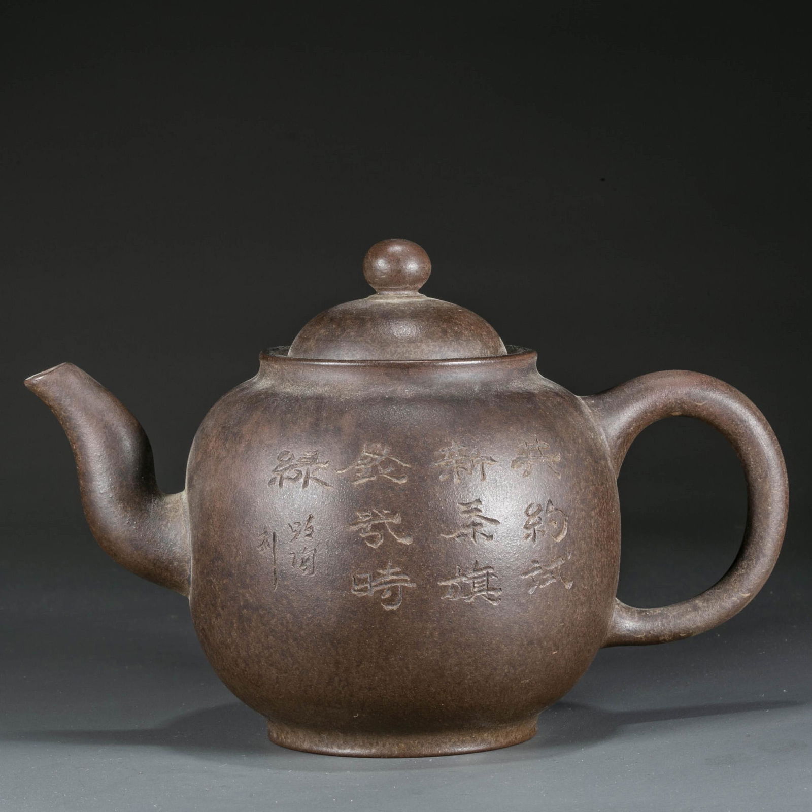 A PURPLE CLAY TEAPOT WITH HANDLE. (1 of 8)