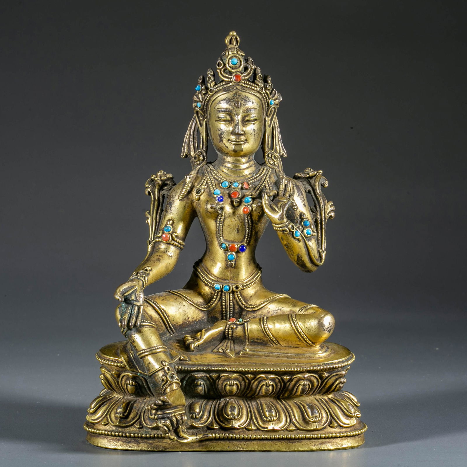 A GILT BRONZE GREEN TARA BUDDHA STATUE. (1 of 9)