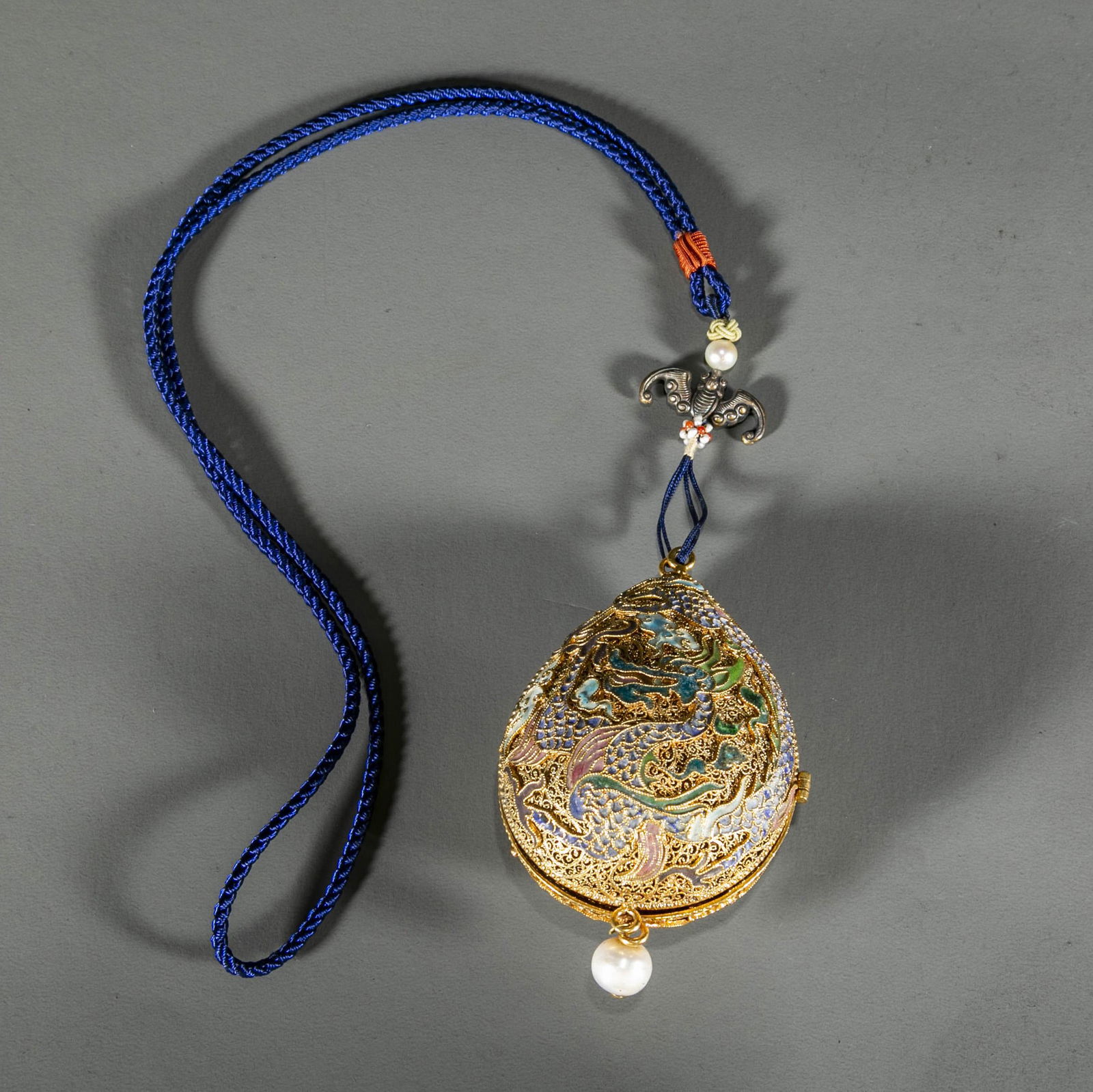 A GILT SILVER FILIGREE BLUING SACHET. (1 of 7)