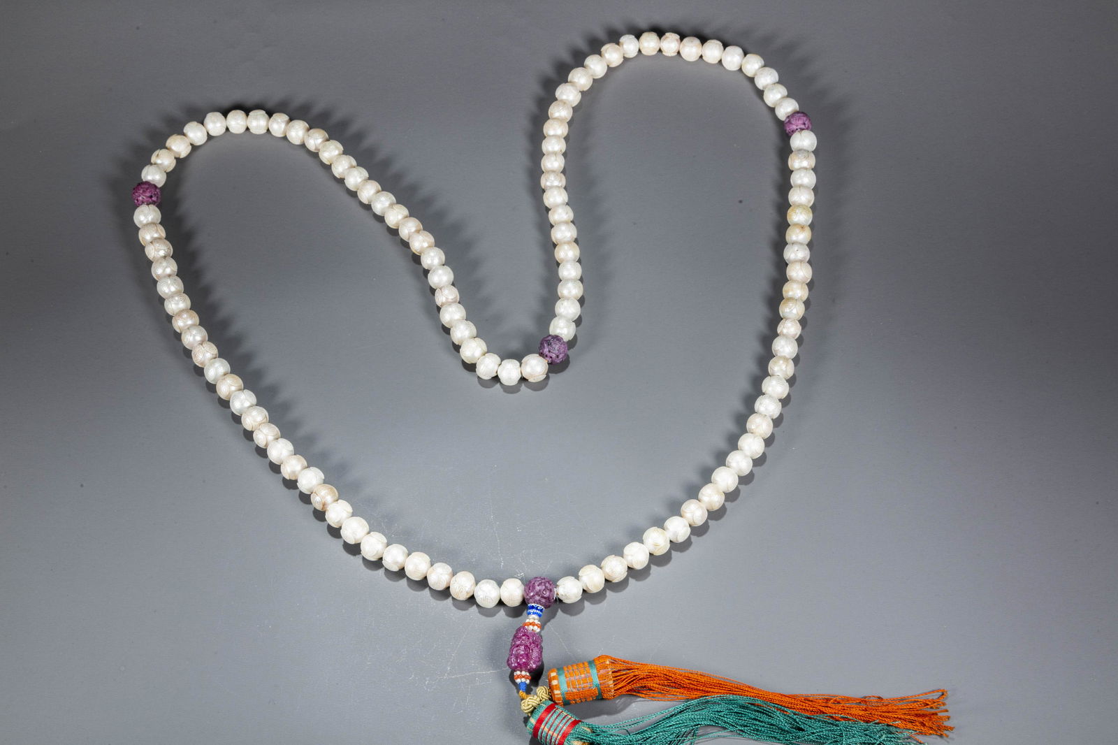 A STRING OF PEARL BUDDHA BEADS. (1 of 6)