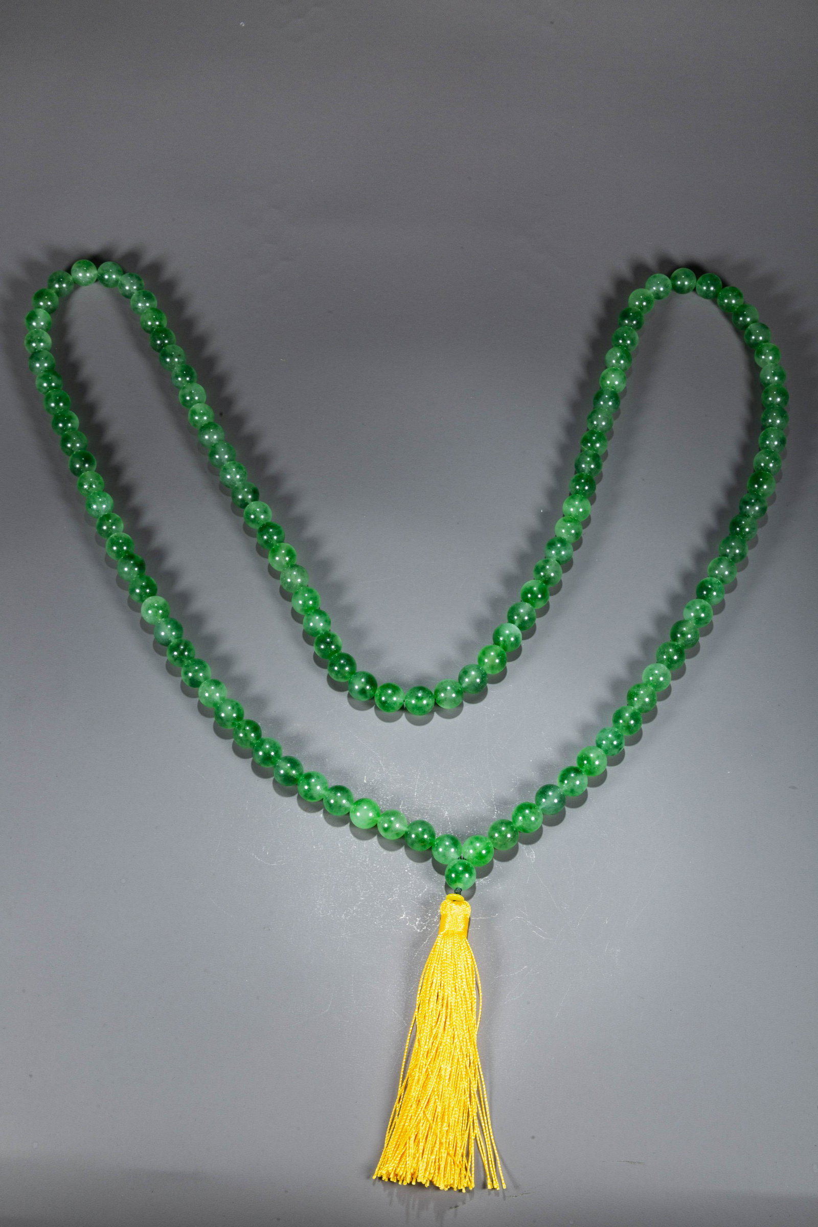 A STRING OF JADEITE BUDDHA BEADS. (1 of 6)