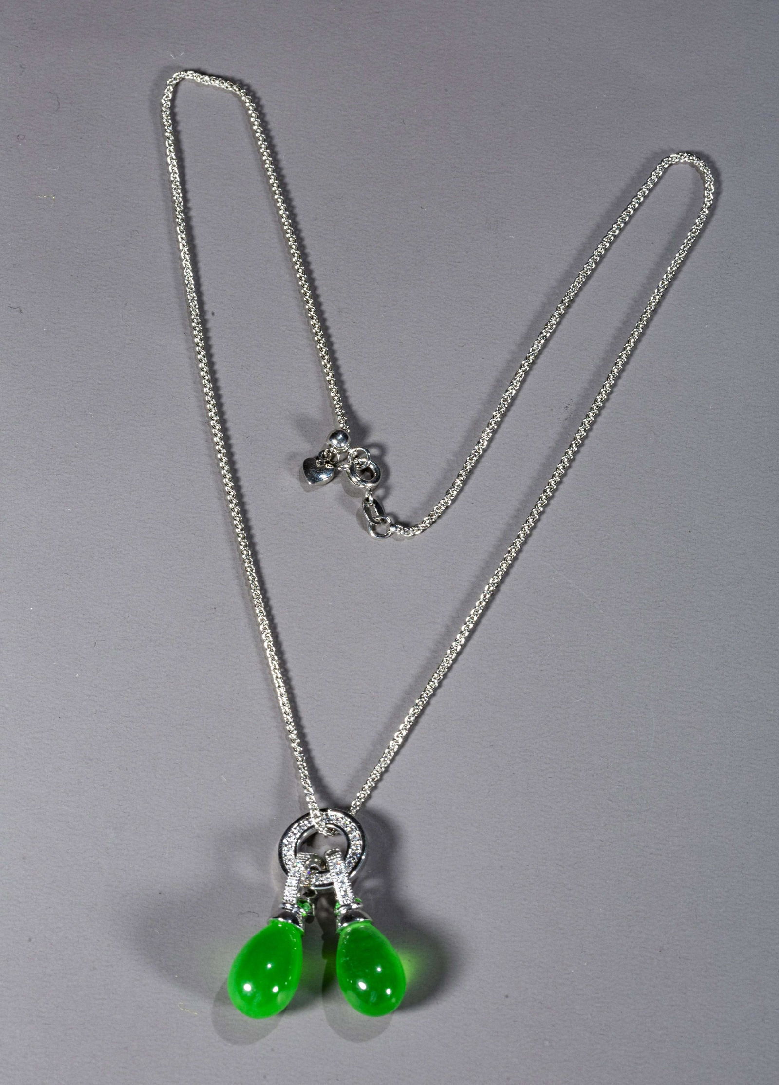 A JADEITE NECKLACE.: A Jadeite Necklace.