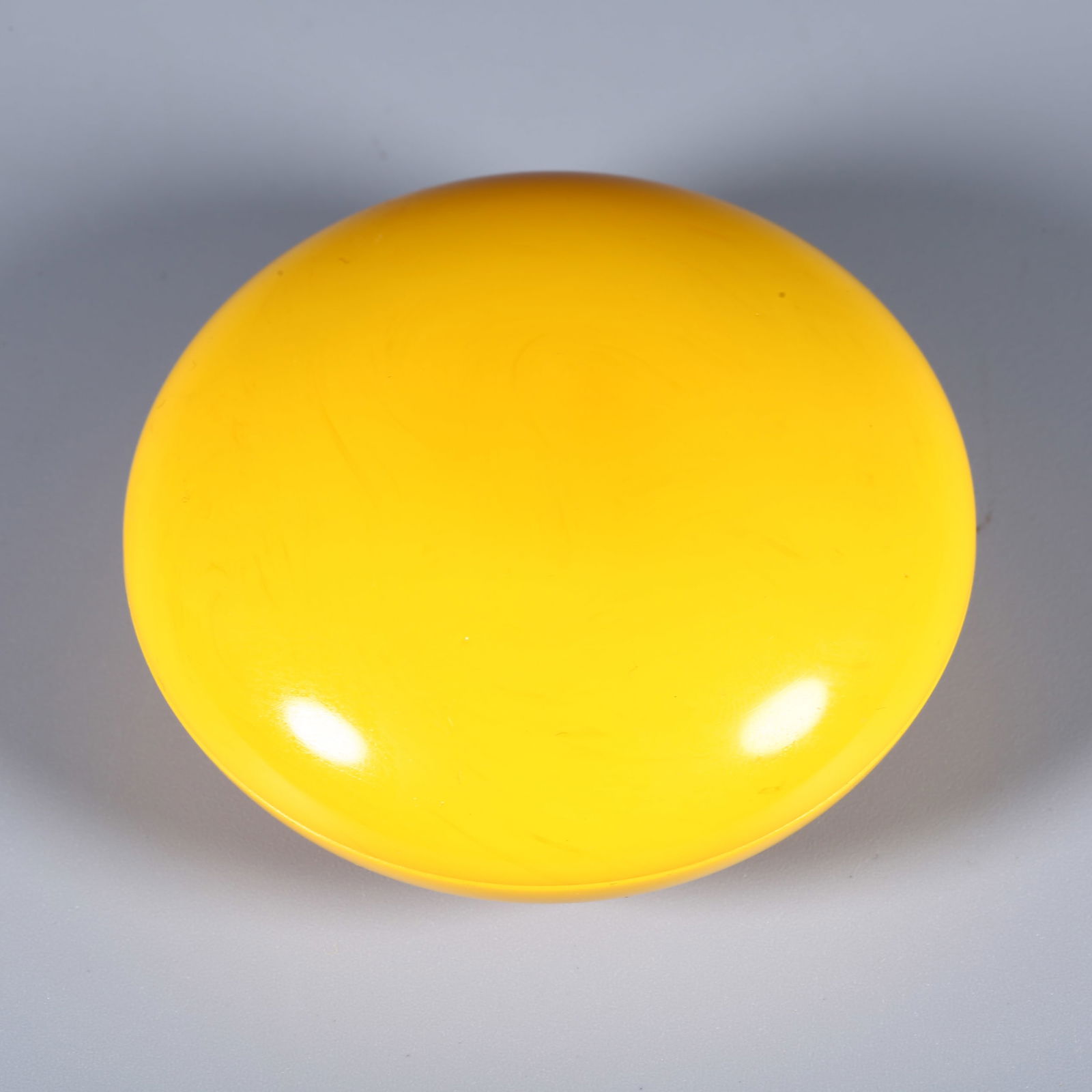 A SHINY YELLOW GLASS BOX WITH LID.: Shiny Yellow Glass Box with Lid.