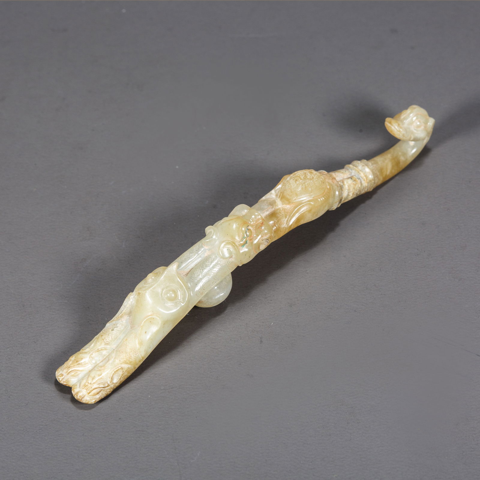 AN ANCIENT JADE DRAGON-SHAPED BELT HOOK. (1 of 7)
