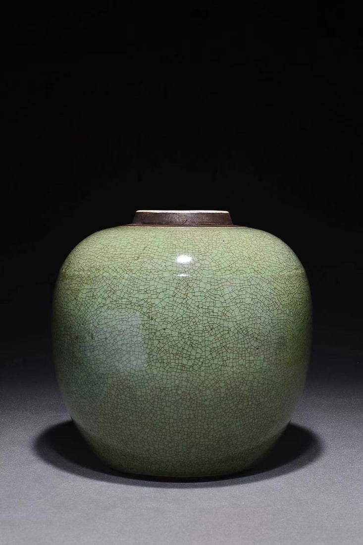 A Green Glazed Porcelain Tea Caddy, Qing Dyn. Auction