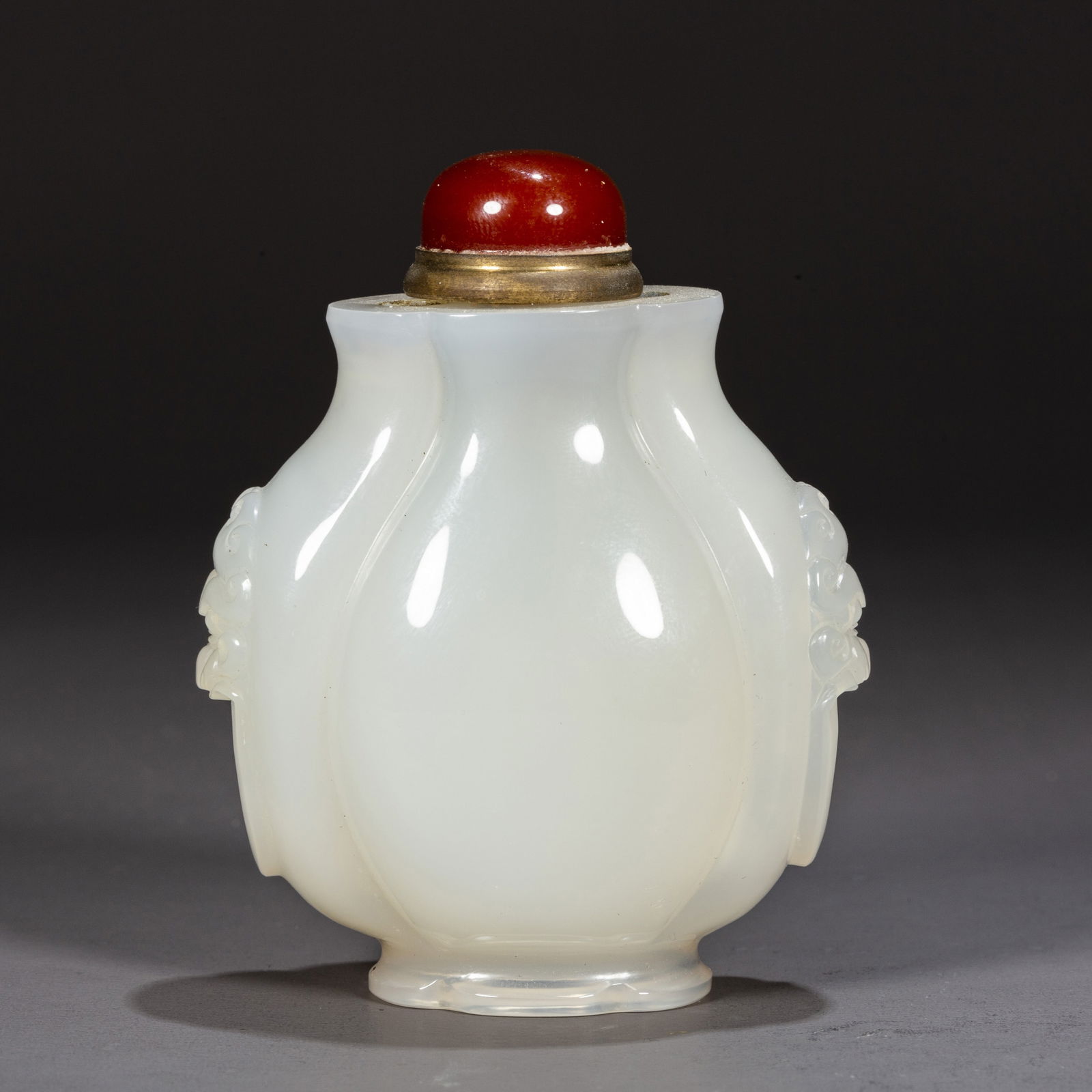 AN AGATE SNUFF BOTTLE WITH BEAST FACE DESIGN. (1 of 6)