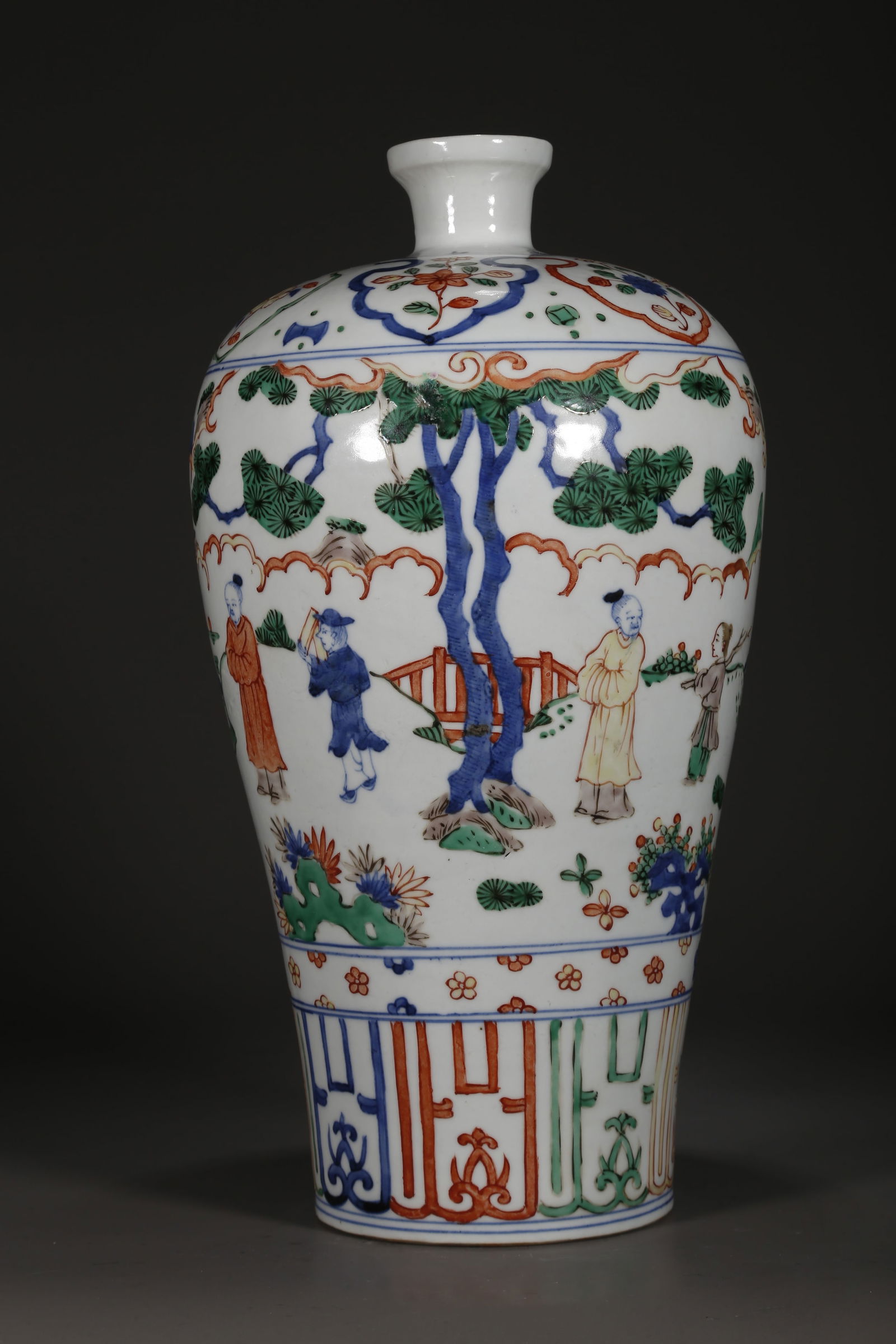 A COLORFUL PORCELAIN BOTTLE "MEIPING". (1 of 9)