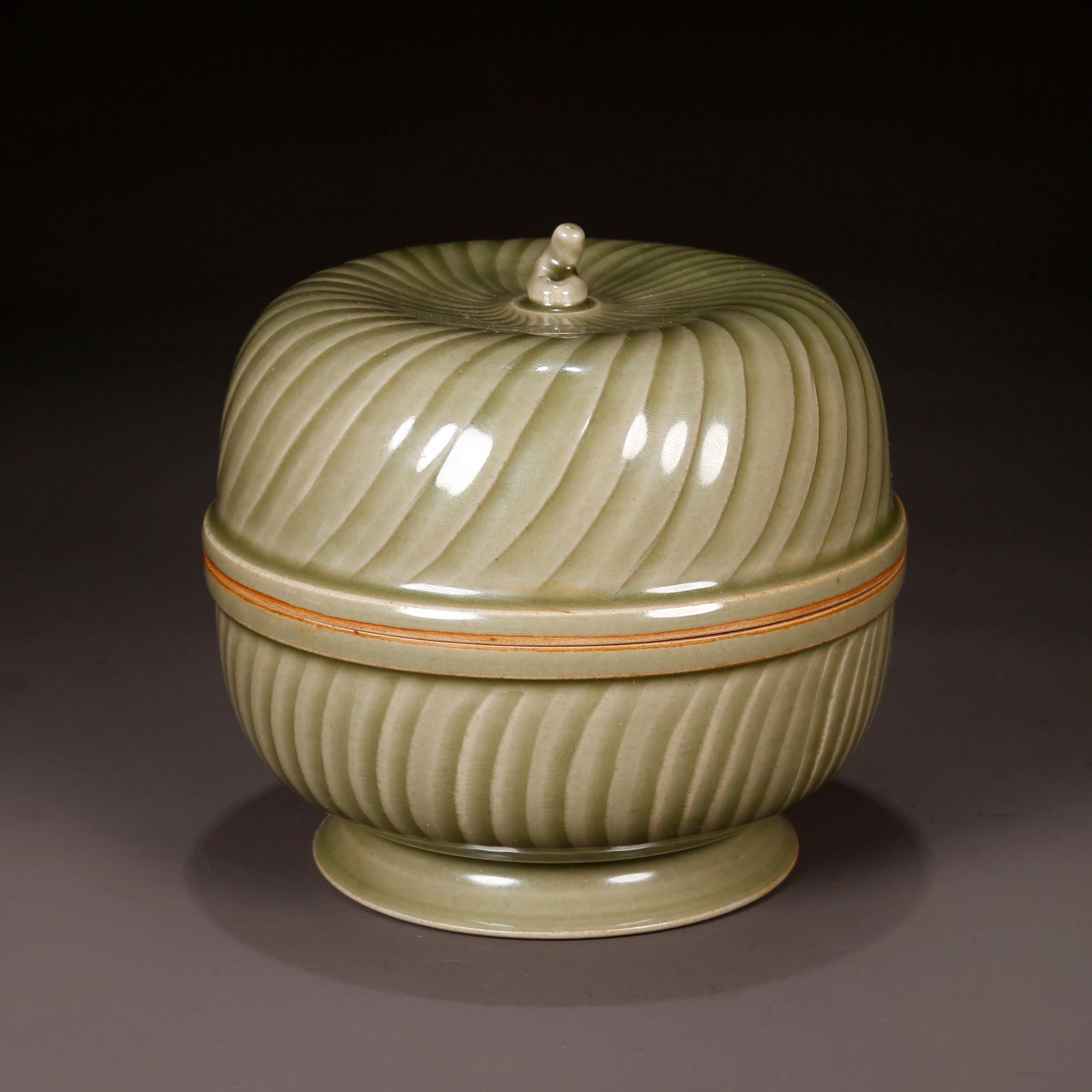 A PORCELAIN ROUGE BOX, YUE KILN. (1 of 10)