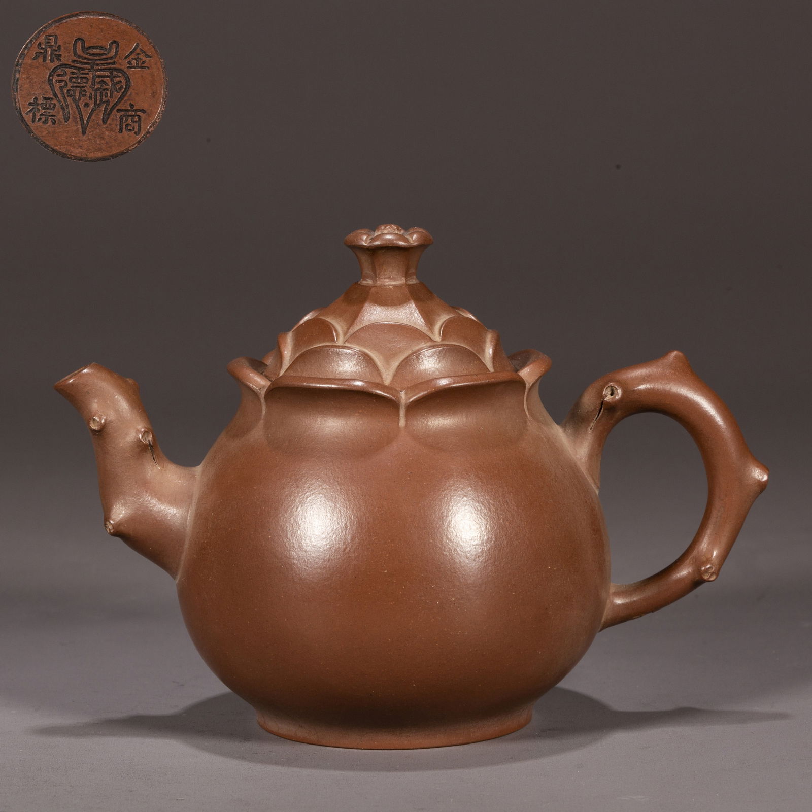A PURPLE CLAY TEAPOT, WITH HANDLE. (1 of 7)
