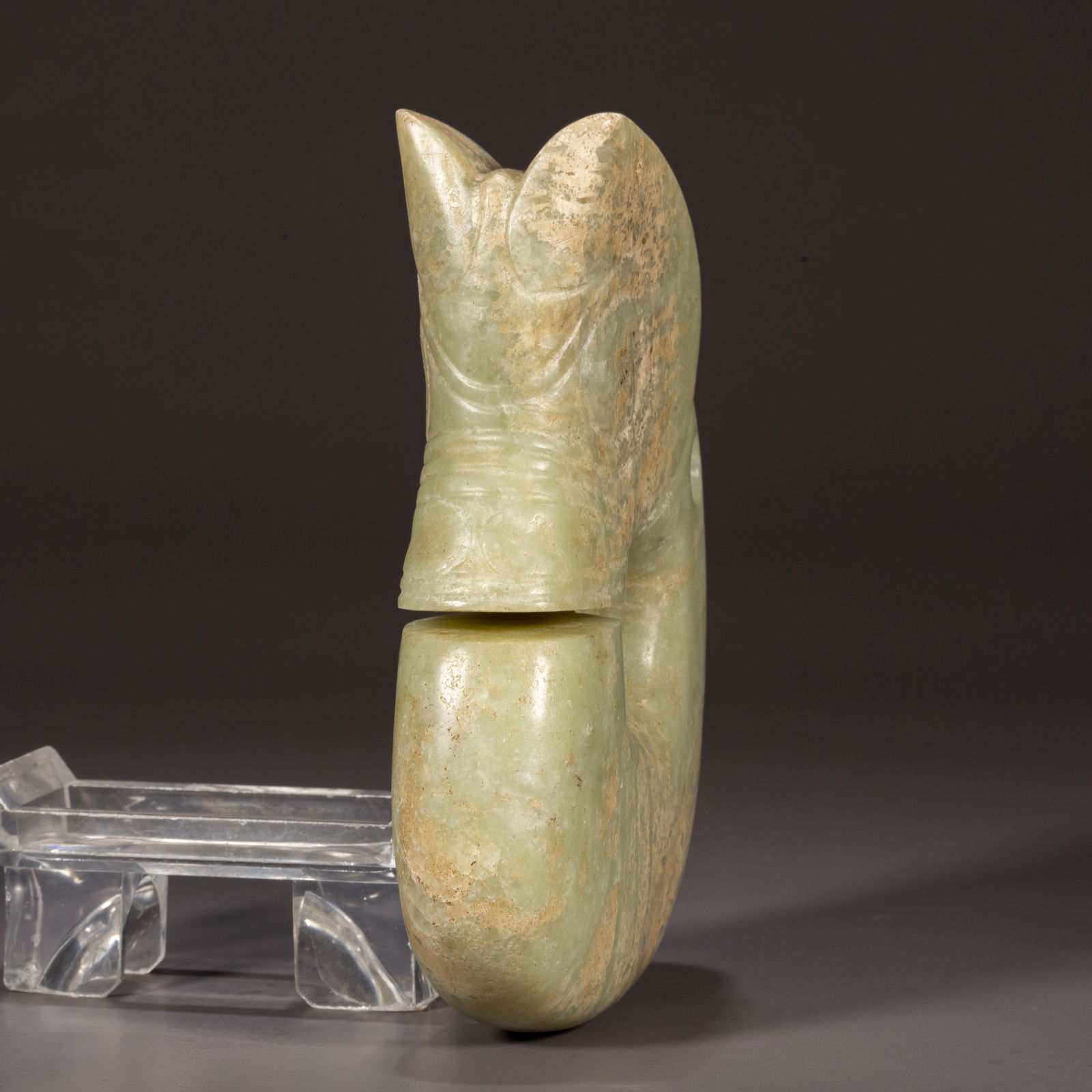 A HONGSHAN JADE YOUNG DRAGON CARVING. (1 of 8)