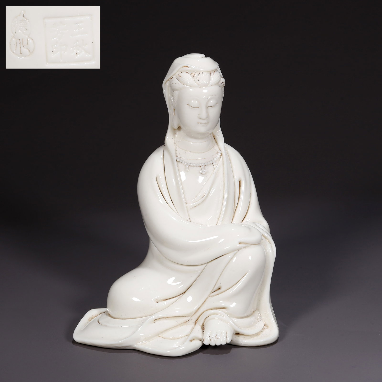 A PORCELAIN AVALOKITESVARA STATUE, DEHUA KILN.: White Porcelain Avalokitesvara Statue, Dehua Kiln.