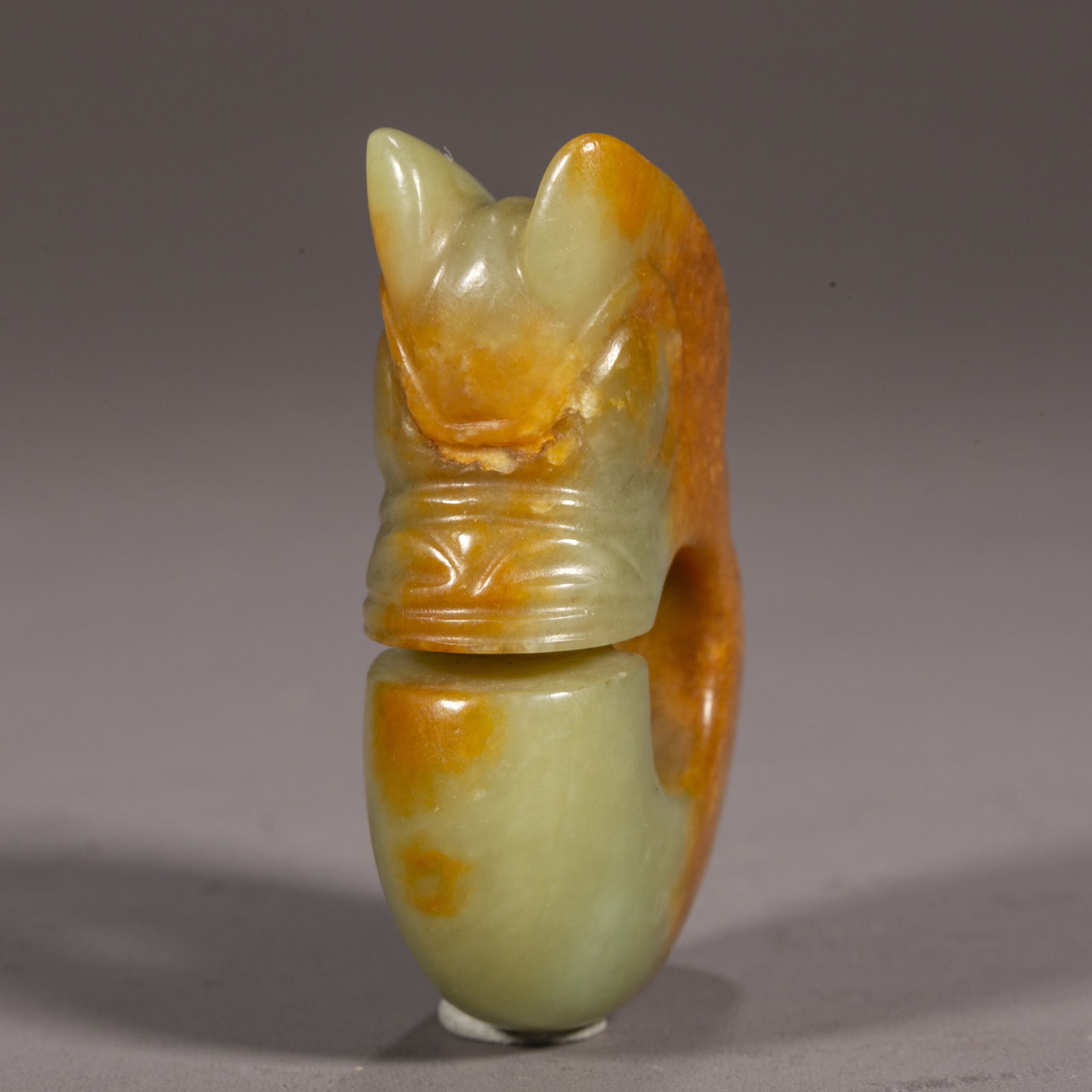 A HONGSHAN JADE YOUNG DRAGON CARVING. (1 of 6)
