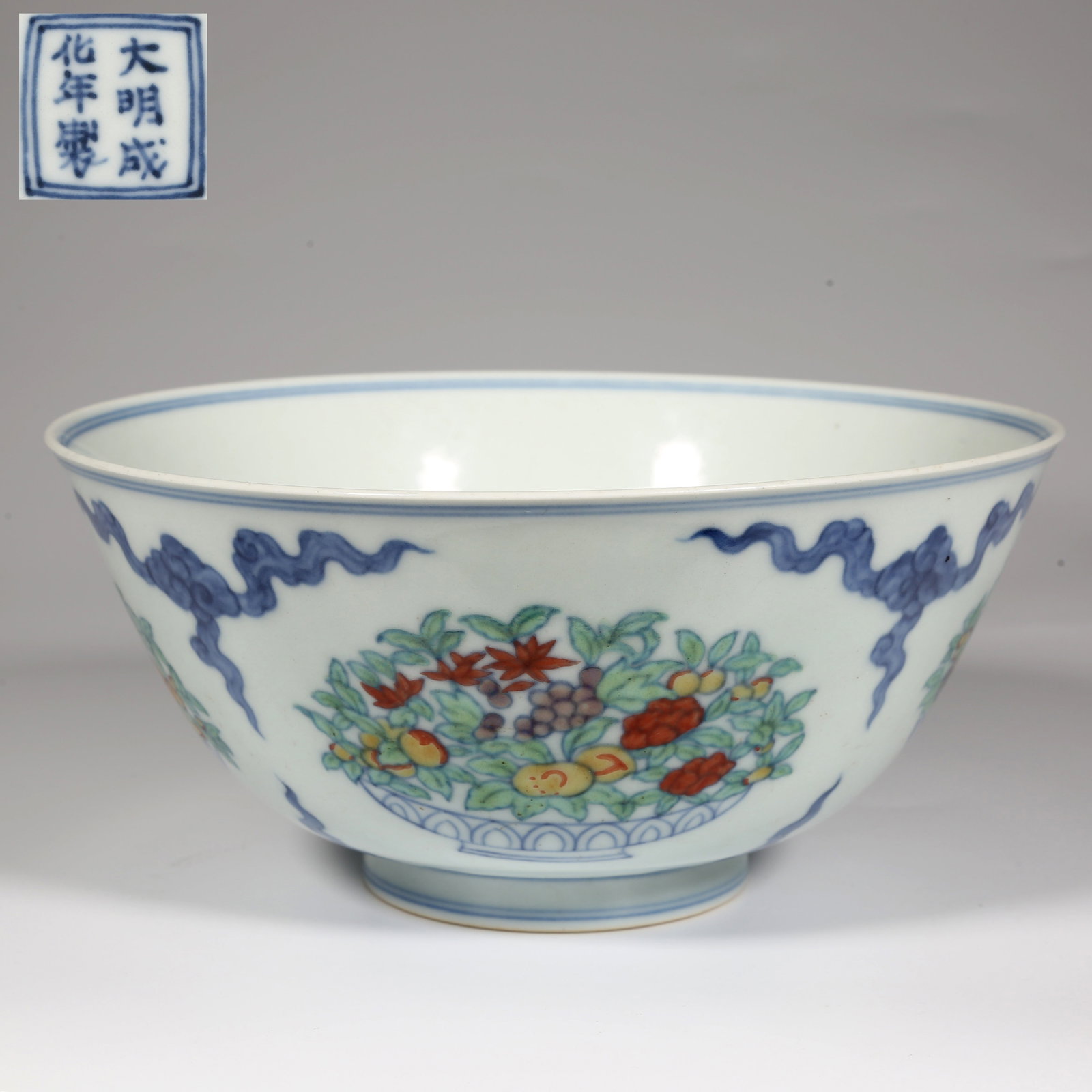 A CONTRASTING-COLOR PORCELAIN BOWL.: Contrasting-Color Porcelain Bowl, with Flowers Design.
