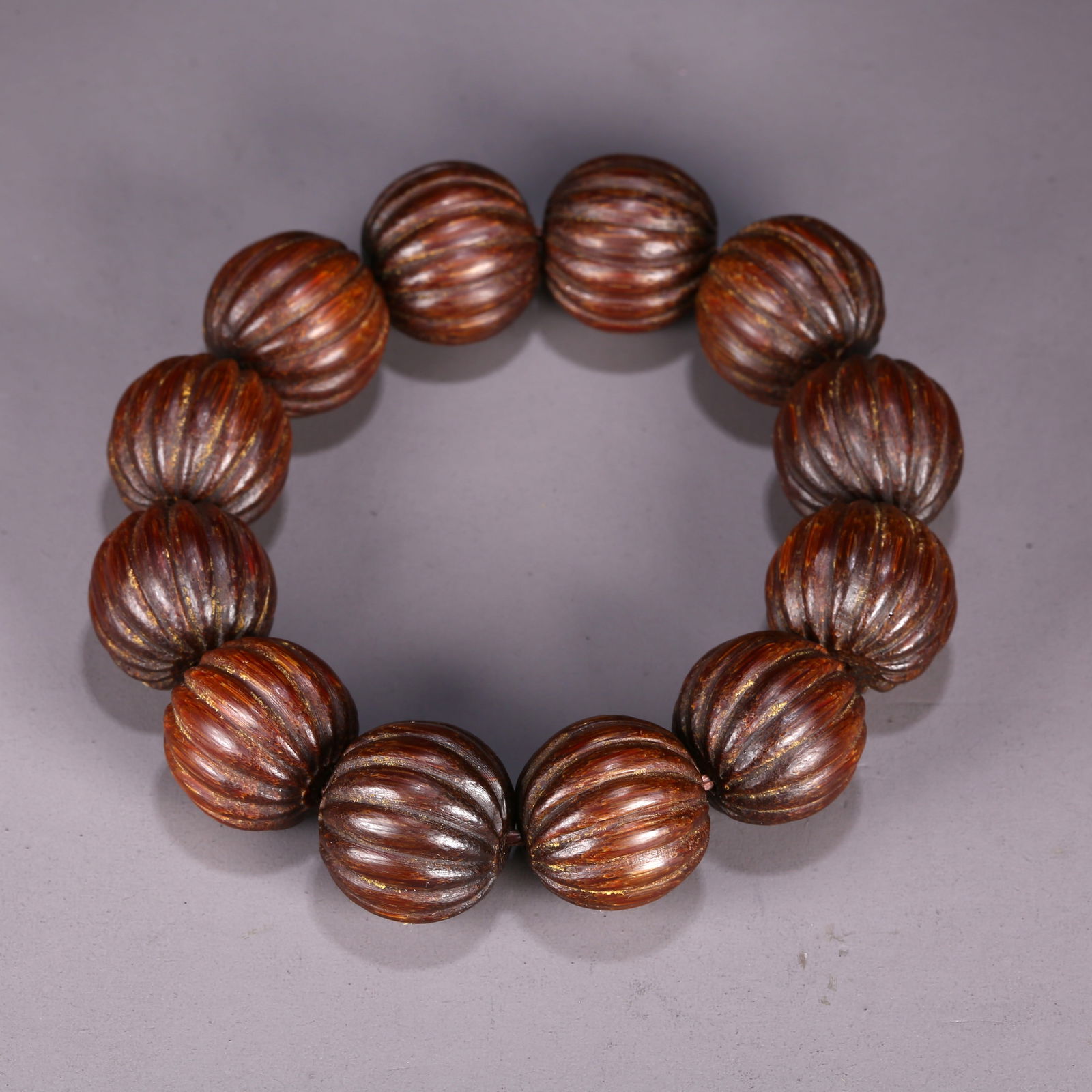 A BRACELET OF MELON-SHAPED AGALWOOD BEADS. (1 of 5)