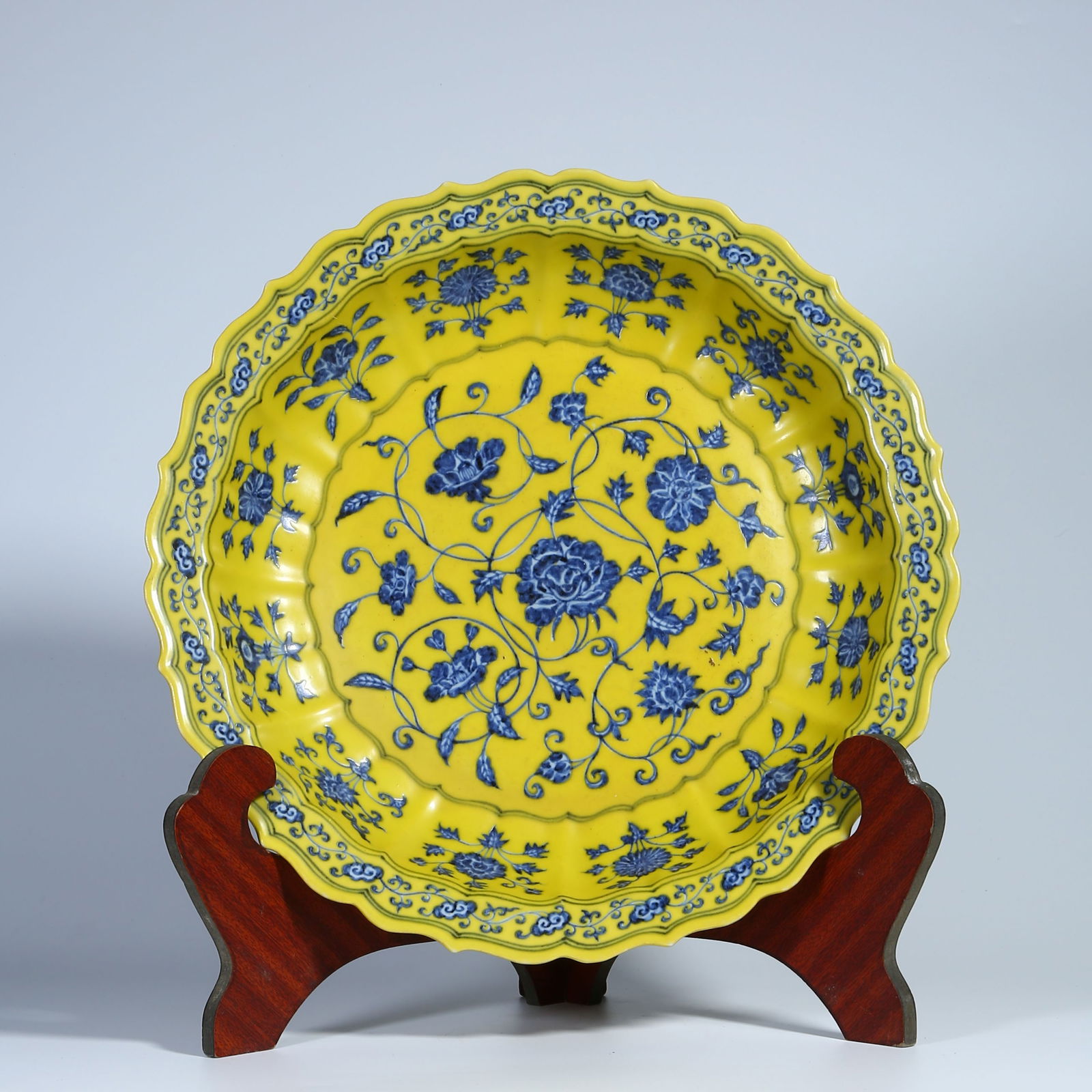 A YELLOW GLAZE BLUE AND WHITE BRANCHING FLOWER PATTERN SUNFLOWER MOUTH LARGE PLATE (1 of 6)