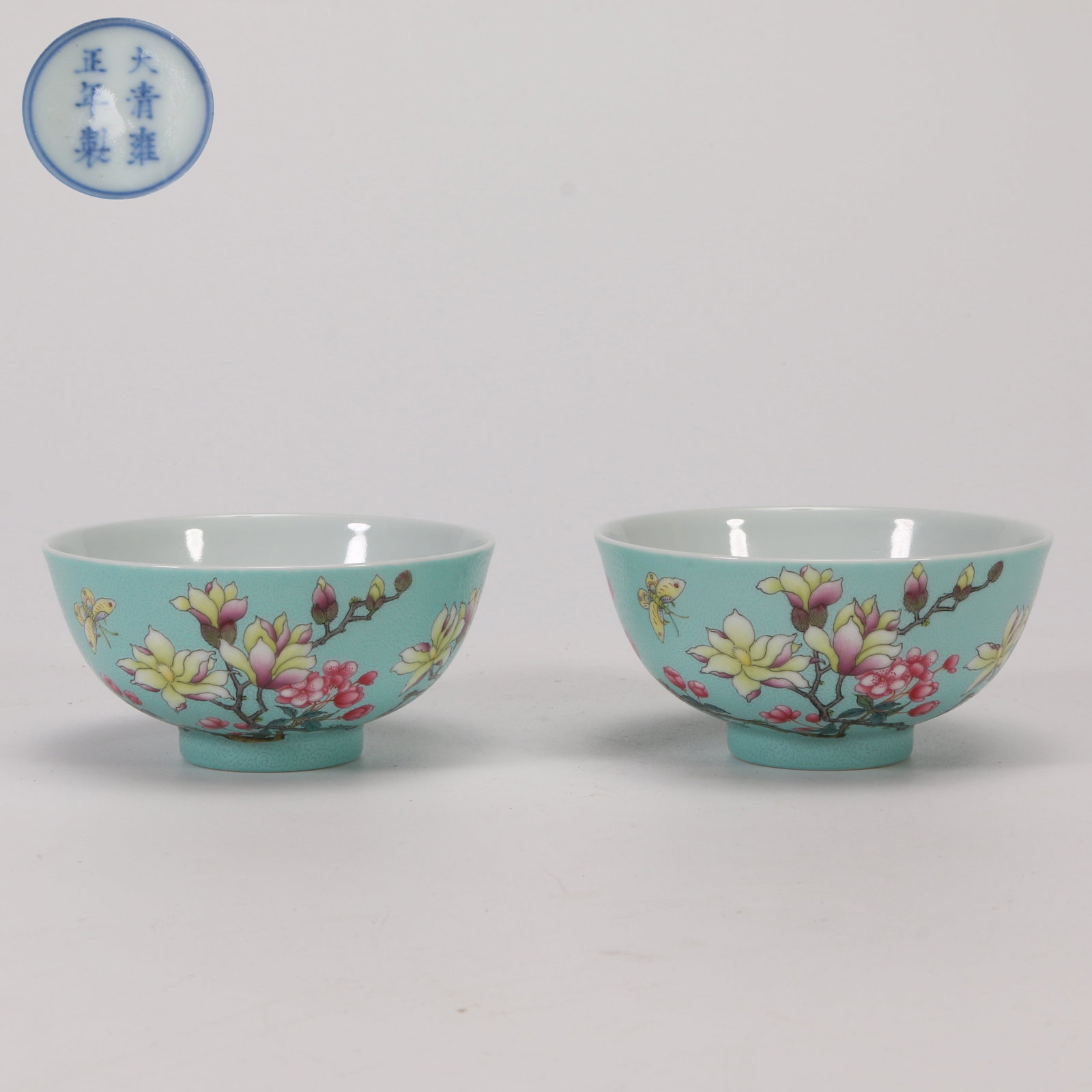 A TURQUOISE-GREEN GROUND YANGCAI BOWL WITH FLOWER AND BUTTERFLY PATTERNS (SET): Turquoise-green ground yangcai bowl with flower and butterfly patterns (set)