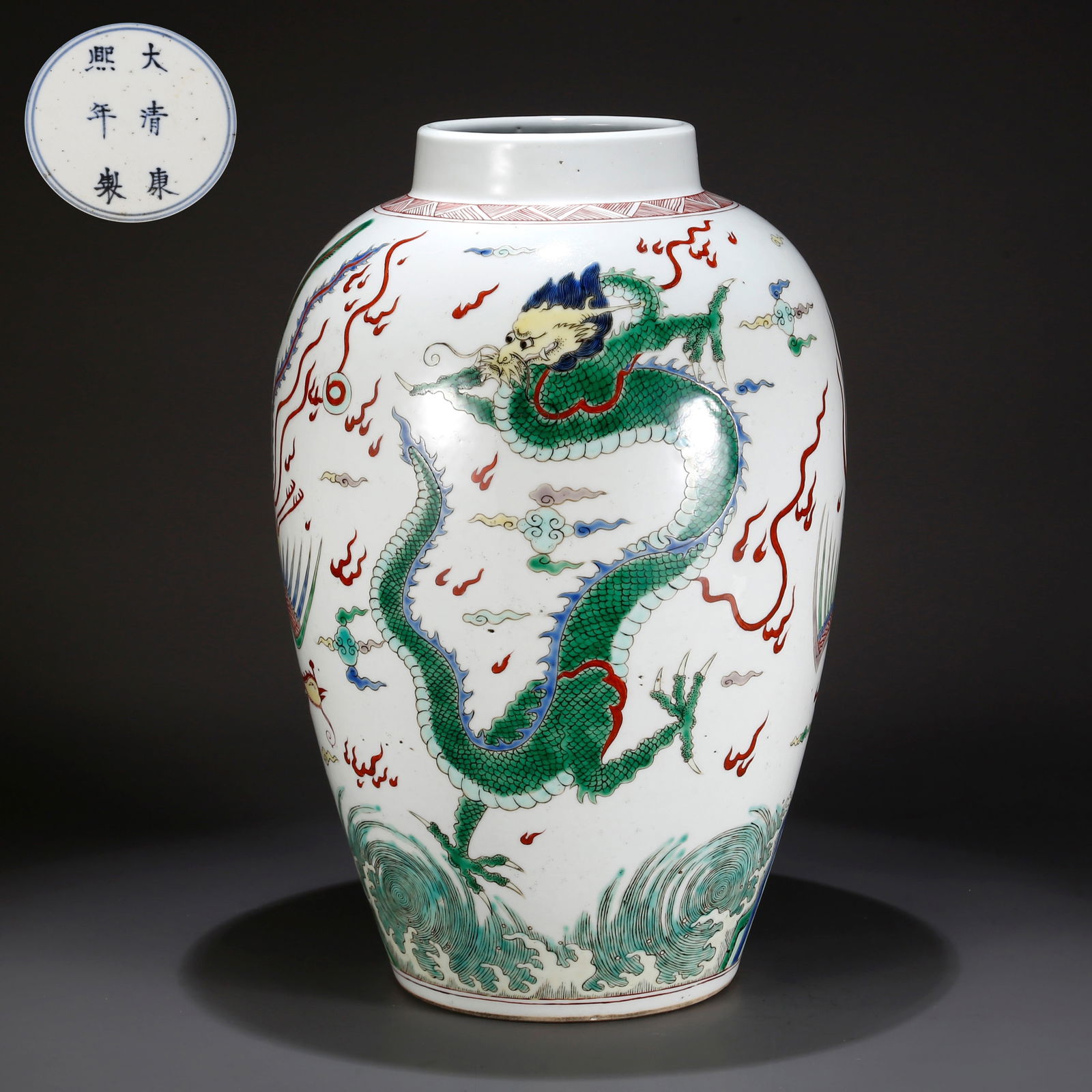 A WUCAI DRAGON AND PHOENIX PATTERN COVERED JAR: Wucai dragon and phoenix pattern covered jar