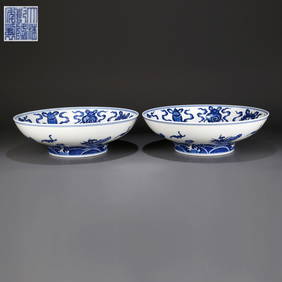 A BLUE AND WHITE FLORAL PATTERN PLATES (A PAIR) (1 of 9)