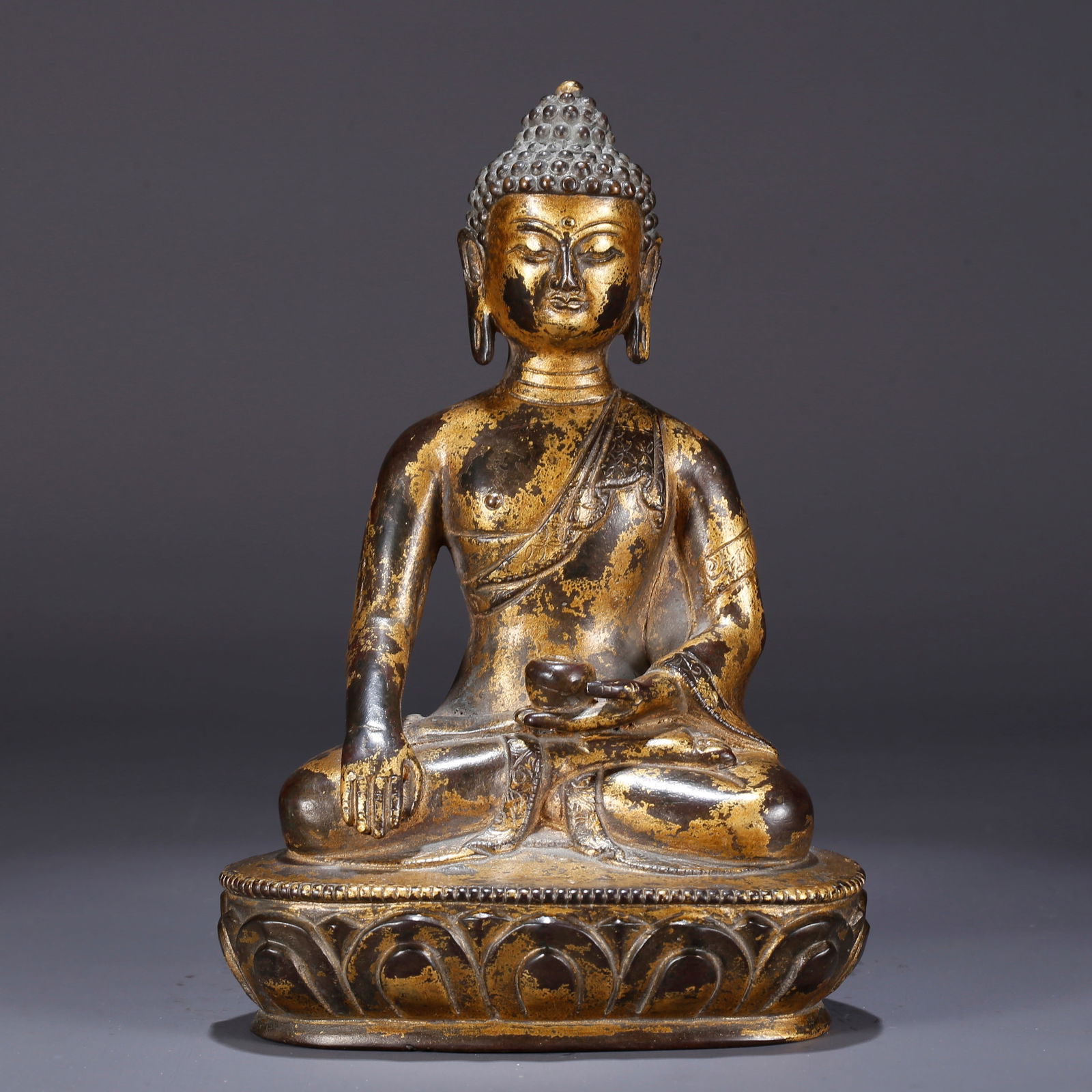 A GILDED BRONZE STATUE OF SHAKYAMUNI (1 of 9)
