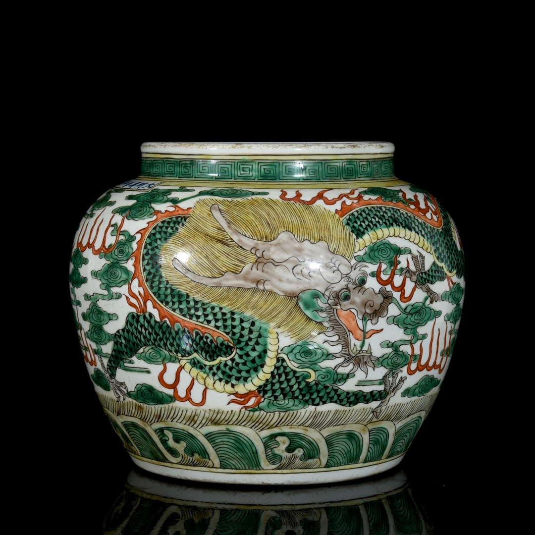 A MING WANLI PERIOD WUCAI DRAGON AND PHOENIX PATTERN JAR: Ming Wanli Period Wucai Dragon and Phoenix Pattern Jar