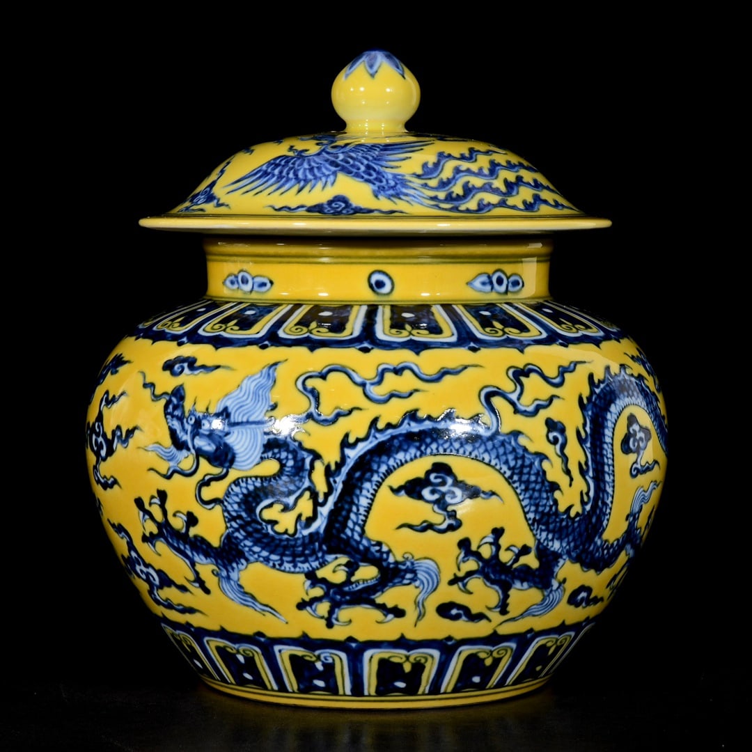 A MING XUANDE PERIOD YELLOW GLAZE WITH BLUE AND WHITE DRAGON AND PHOENIX PATTERN COVERED JAR: Ming Xuande Period Yellow Glaze with Blue and White Dragon and Phoenix Pattern Covered Jar