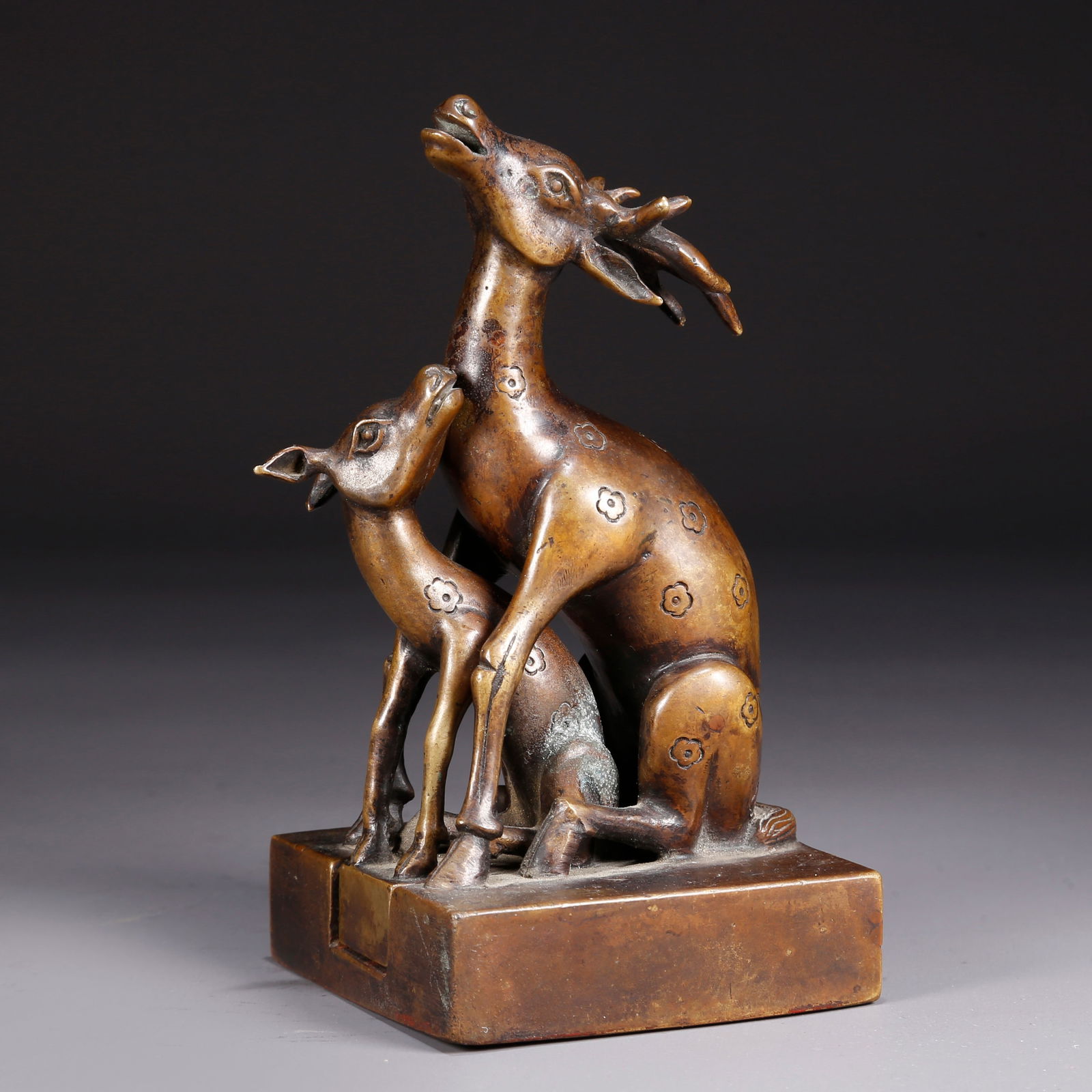 A BRONZE DEER KNOB SEAL: Bronze Deer Knob Seal