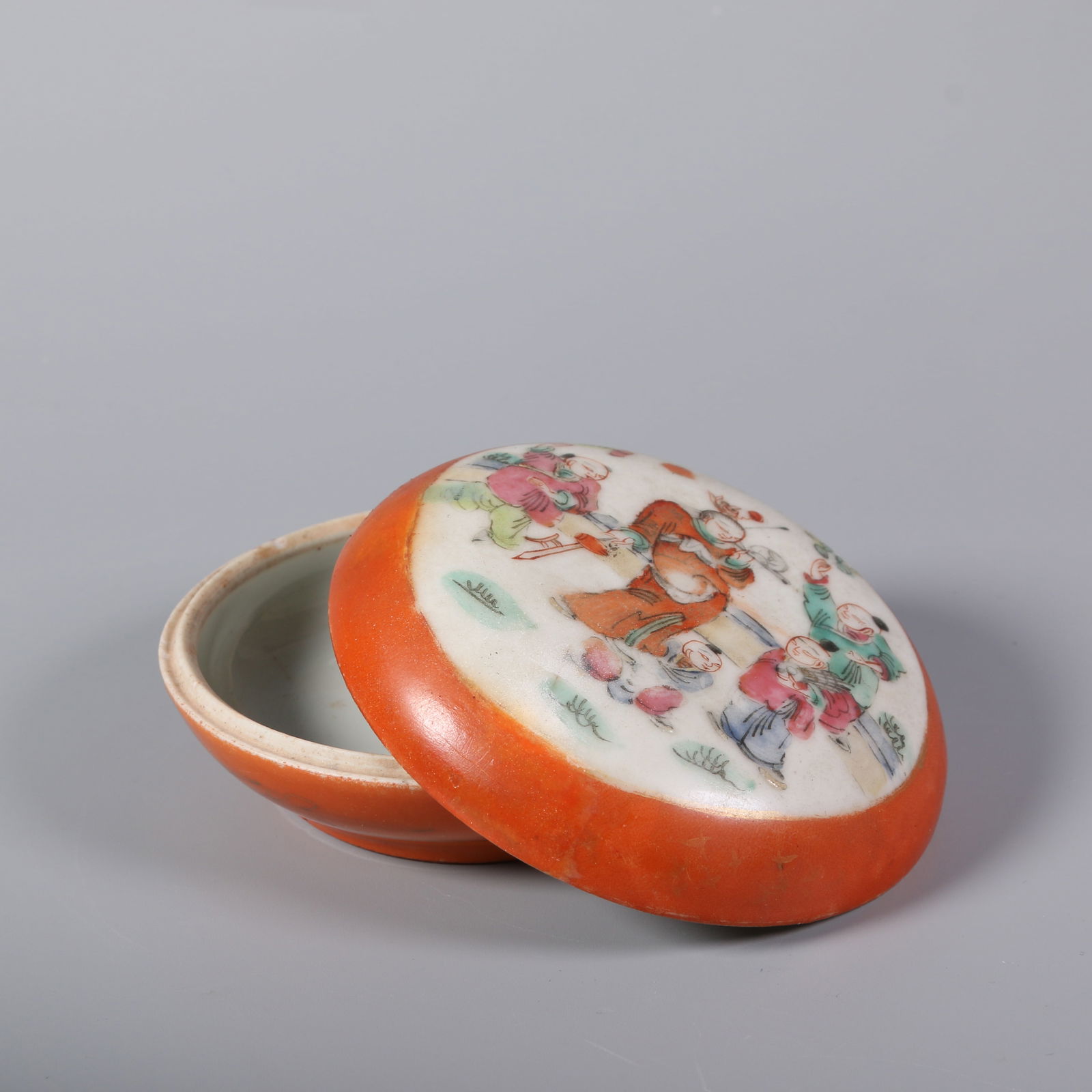 A FAMILLE ROSE ROUGE BOX WITH FIGURATIVE STORY DESIGN: Famille Rose Rouge Box with Figurative Story Design