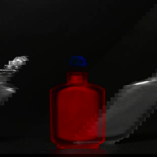 A GLASS SNUFF BOTTLE: Glass Snuff Bottle