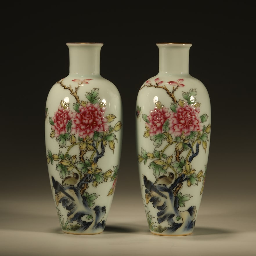 A PAIR OF FAMILLE ROSE ENAMELLED OLIVE-SHAPED VASES WITH FLORAL DESIGN (1 of 6)