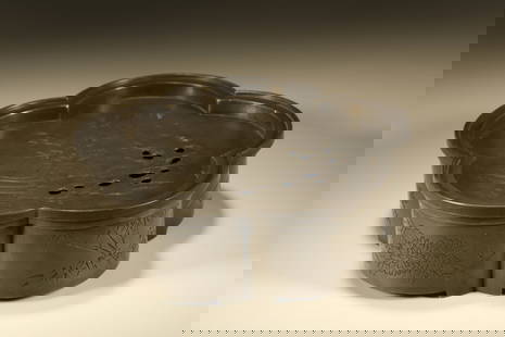 A TIN CARVING OF ANTIQUITY MOTIF BEGONIA-SHAPED TEAPOT STAND: Tin Carving of Antiquity Motif Begonia-Shaped Teapot Stand