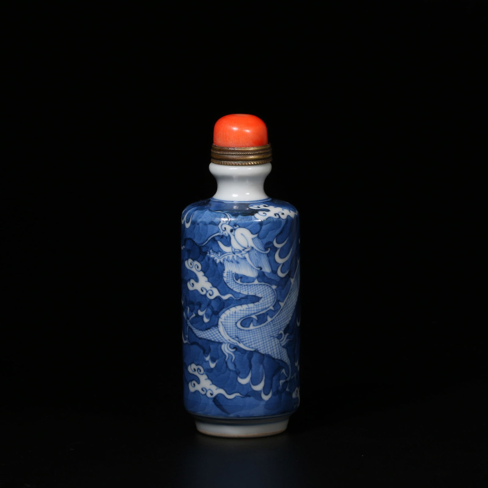 A BLUE AND WHITE SEAWATER DRAGON PATTERN SNUFF BOTTLE: Blue and White Seawater Dragon Pattern Snuff Bottle