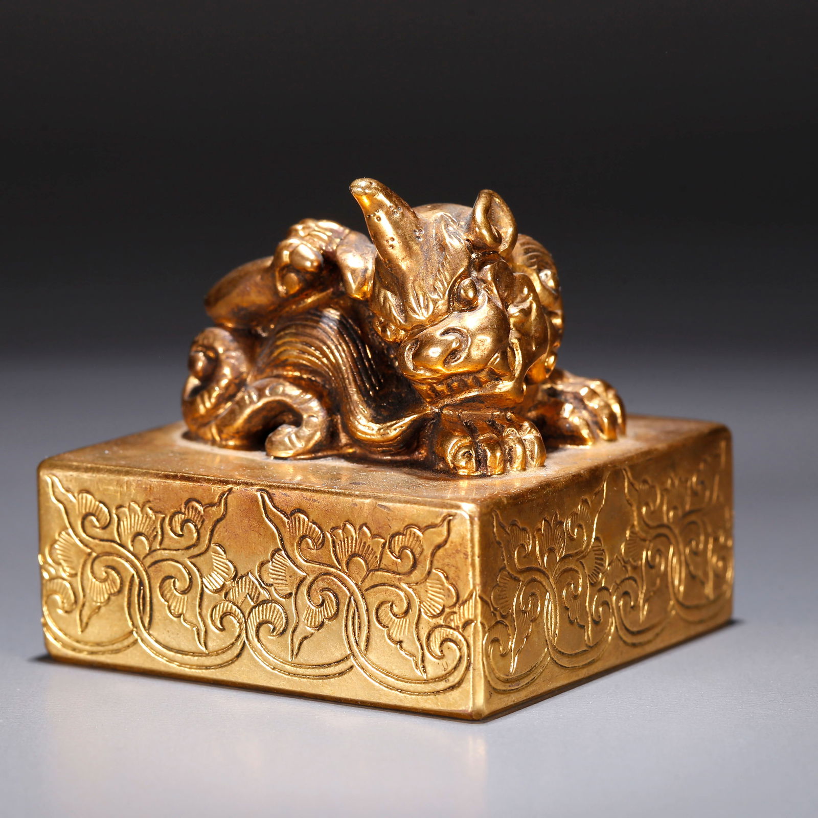 A GILT BRONZE SEAL WITH AUSPICIOUS BEAST HANDLE (1 of 9)