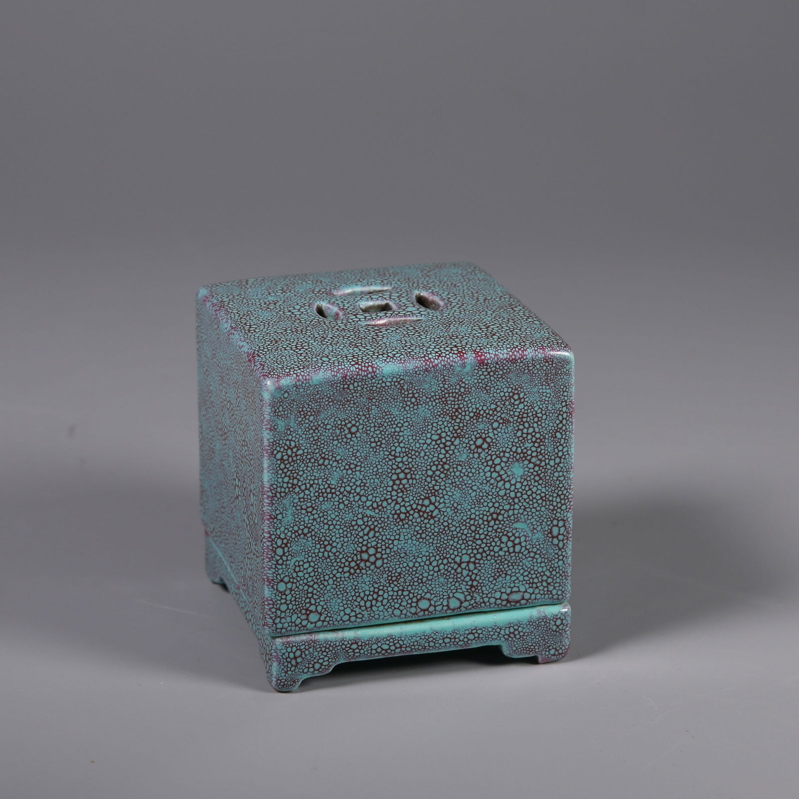 A LU JUN GLAZE LIDDED BOX: Lu Jun glaze lidded box