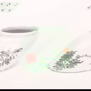 A WUCAI HORSE-HOOF-SHAPED ZUN VASE WITH FLORAL DESIGN: Wucai horse-hoof-shaped zun vase with floral design