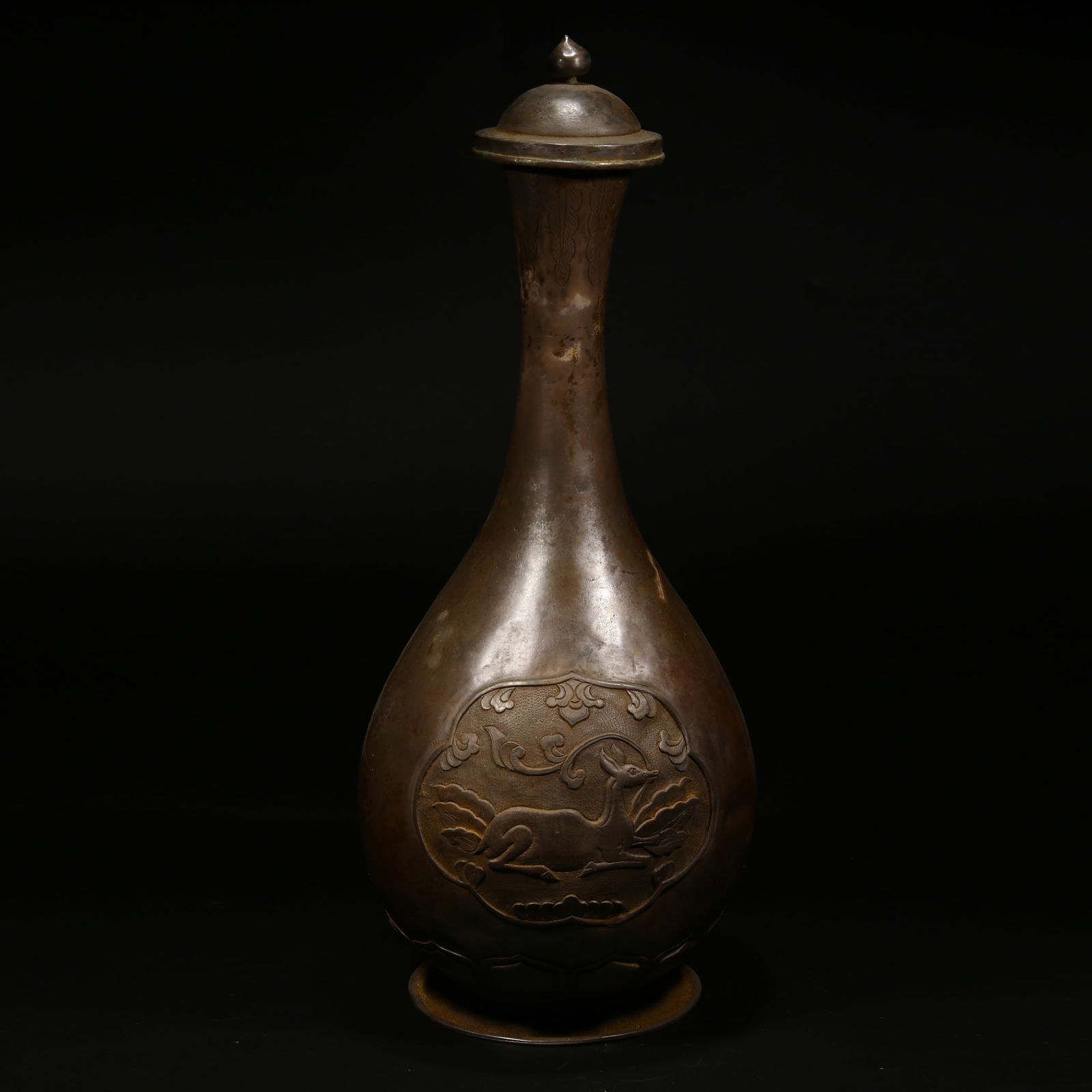 A SILVER LONG-NECK VASE WITH AUSPICIOUS DEER MOTIF (1 of 9)