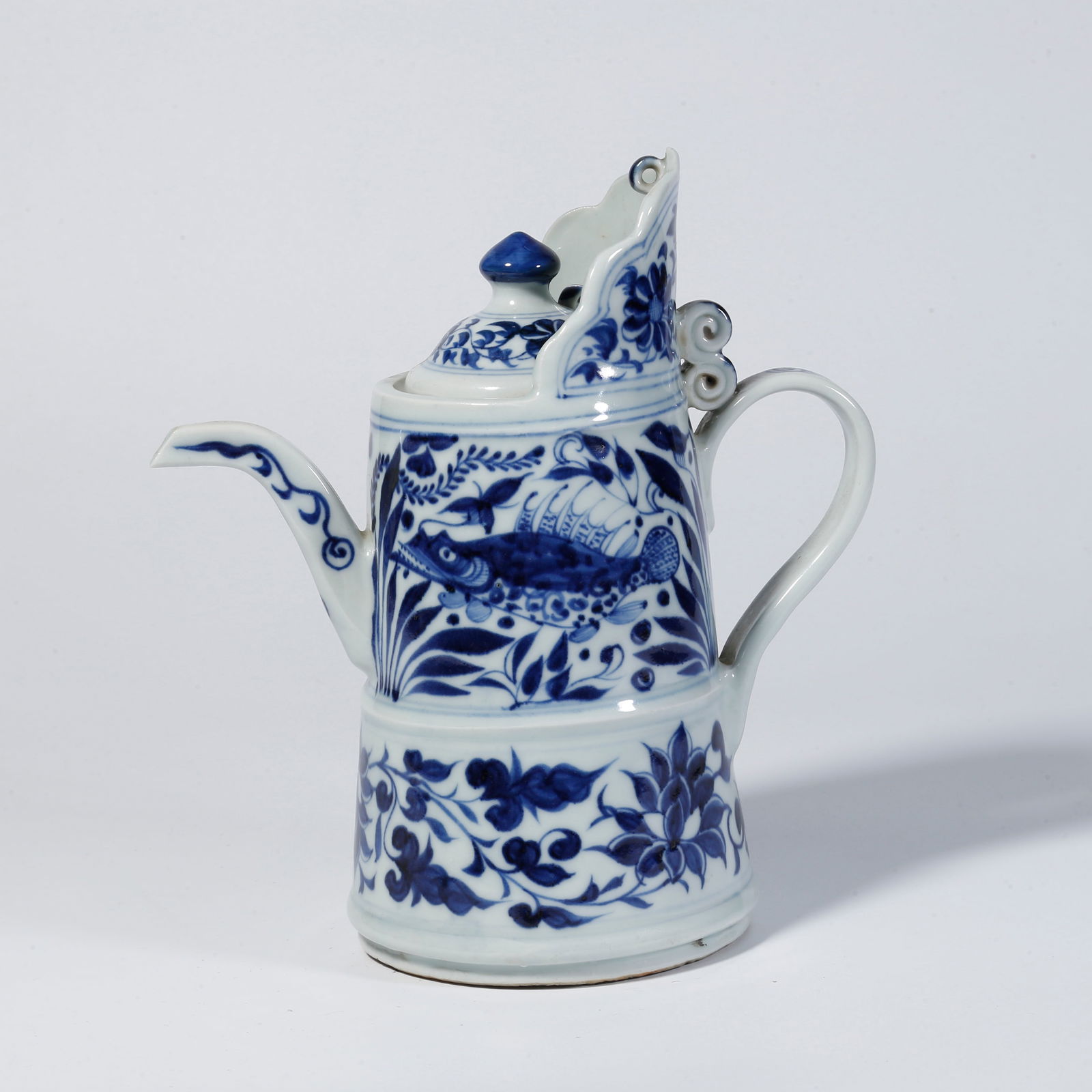 A BLUE-AND-WHITE EWER WITH FISH DESIGN: Blue-and-white ewer with fish design